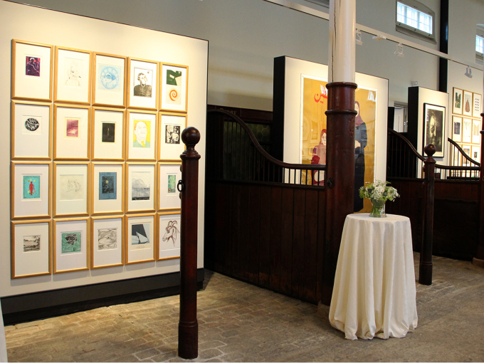 Hele den flotte gaven på 164 grafiske verk har fått plass i åpningsutstillingen. Foto: Liv Osmundsen, Det kongelige hoff